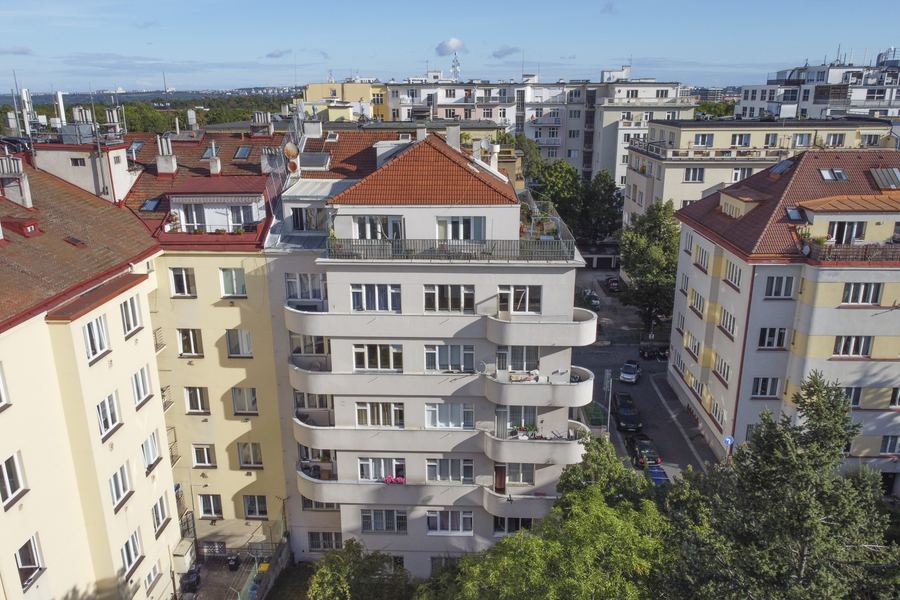 Dům a okolní Vinohrady z nadhledu