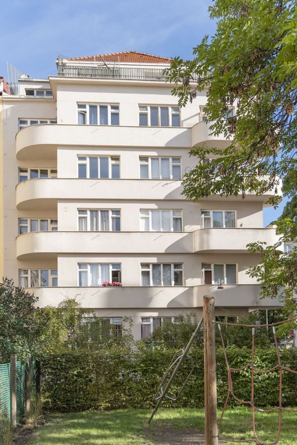 Funkcionalistická fasáda domu z roku 1937 se zahradou