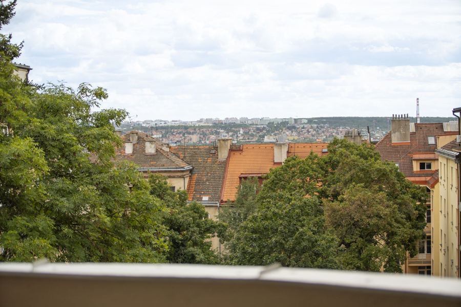 Výhled z balkonu přes Vinohrady