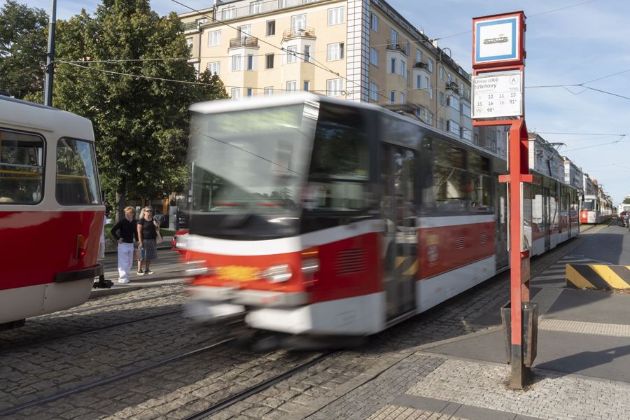 Tramvaj, jedna zastávka k metru